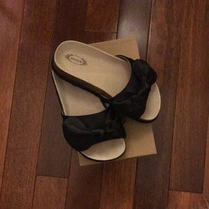 Little girl black bow tie slides
